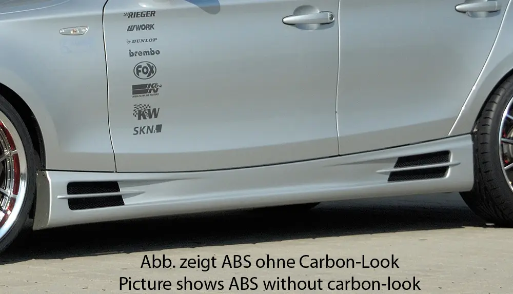 Rieger boční práh mont. strana levá pro BMW řada 1 E87 4-dvéř., sedan vč. faceliftu, r.v. 04/07-08/11, 09/04-03/07, plast ABS s povrchovou úpravou Carbon-Look, s prolisem Víkendová Akce
