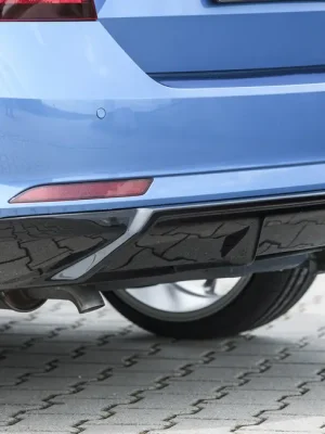 Autentický Rieger vložka zadního nárazníku pro Škoda Rapid NH spaceback vč. faceliftu, plast ABS lakovaný do černé lesklé barvy, pro vozy bez tažného zařízení